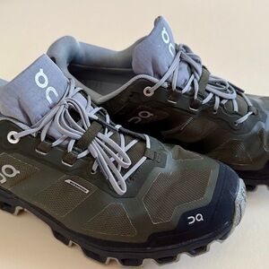 On Cloud Hiking Shoes M9